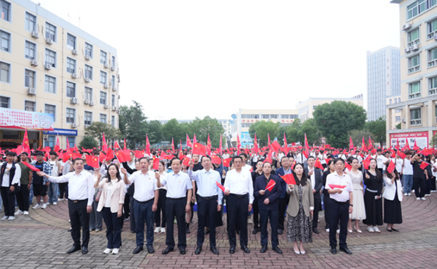我校举行“青春献礼新时代 强国有我启新程”主题升旗仪式 - 华体会vip